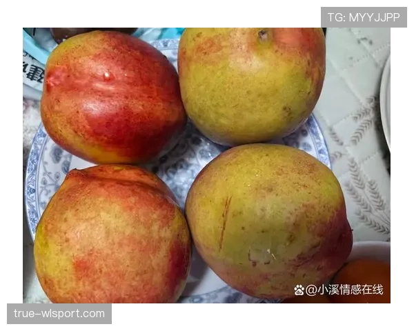 张常宁在家吃顿饭，光水果就摆了八种